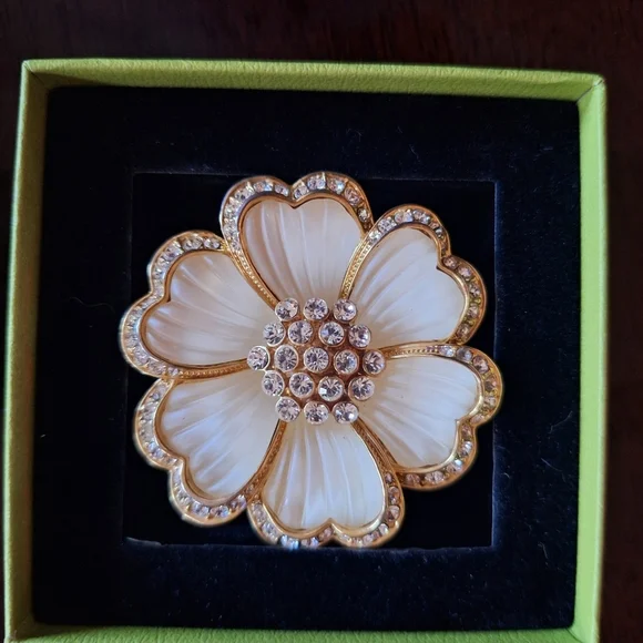 Elegant Cream and Gold Flower Brooch - Picture 4 of 7